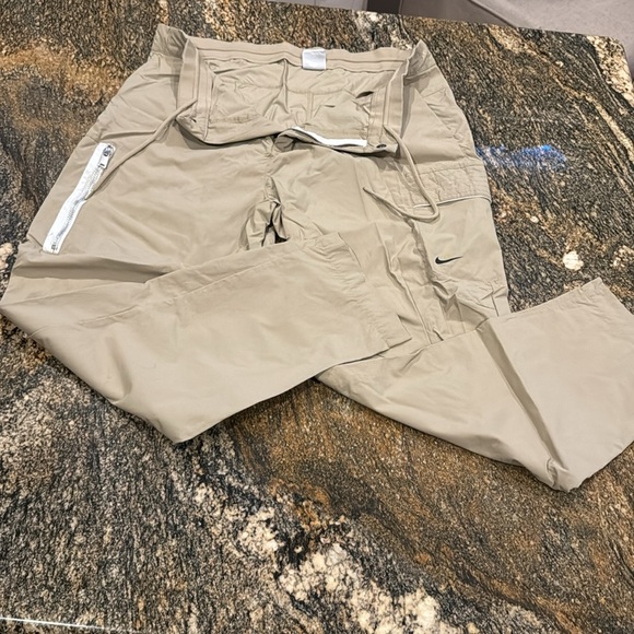 Nike Men's size 34 tan cargo pant. Like new with hip side pockets on both sides - Picture 1 of 5